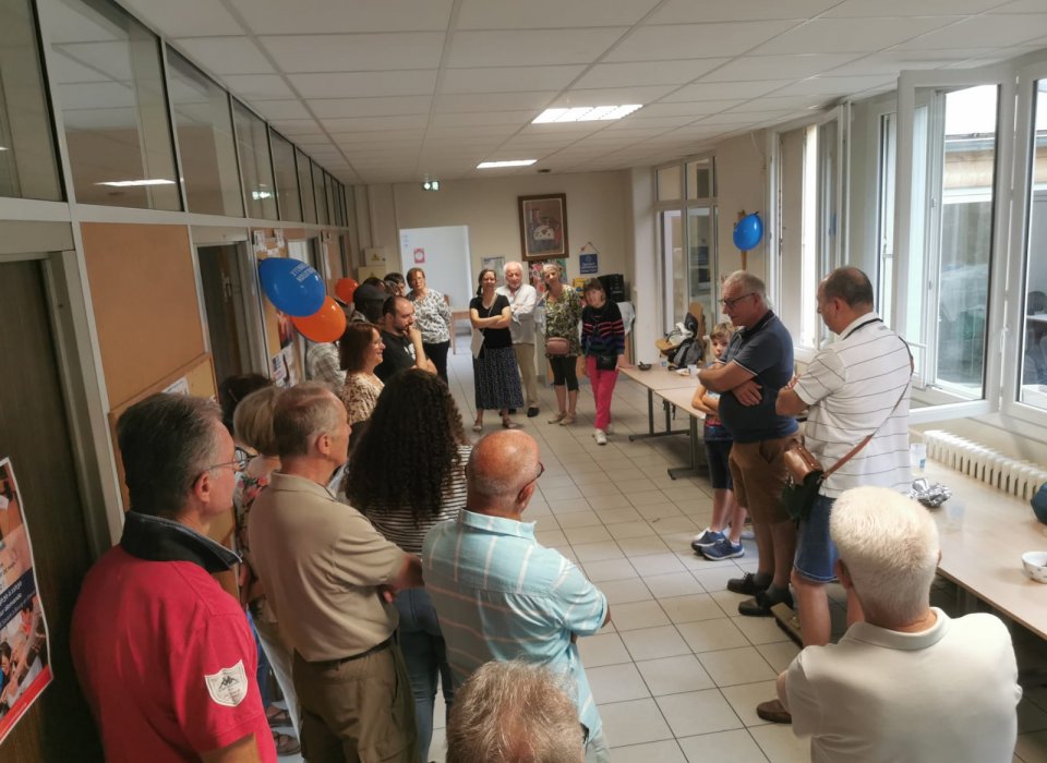 Mime de présentation des équipes lors du petit déjeuner festif, bourg-en-bresse