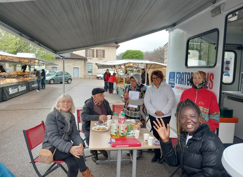 Le Fraternibus de Sault-Brénaz sous la pluie mais sans souci Le Fraternibus de Sault-Brénaz sous la pluie mais sans souci