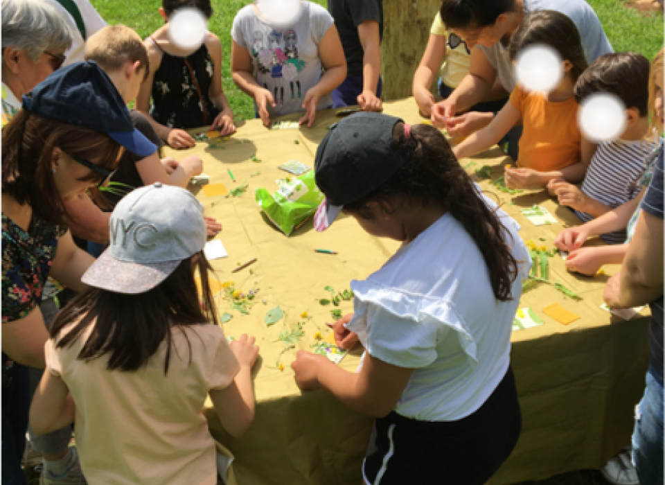 Les enfants confectionnent des cartes nature Les enfants confectionnent des cartes nature
