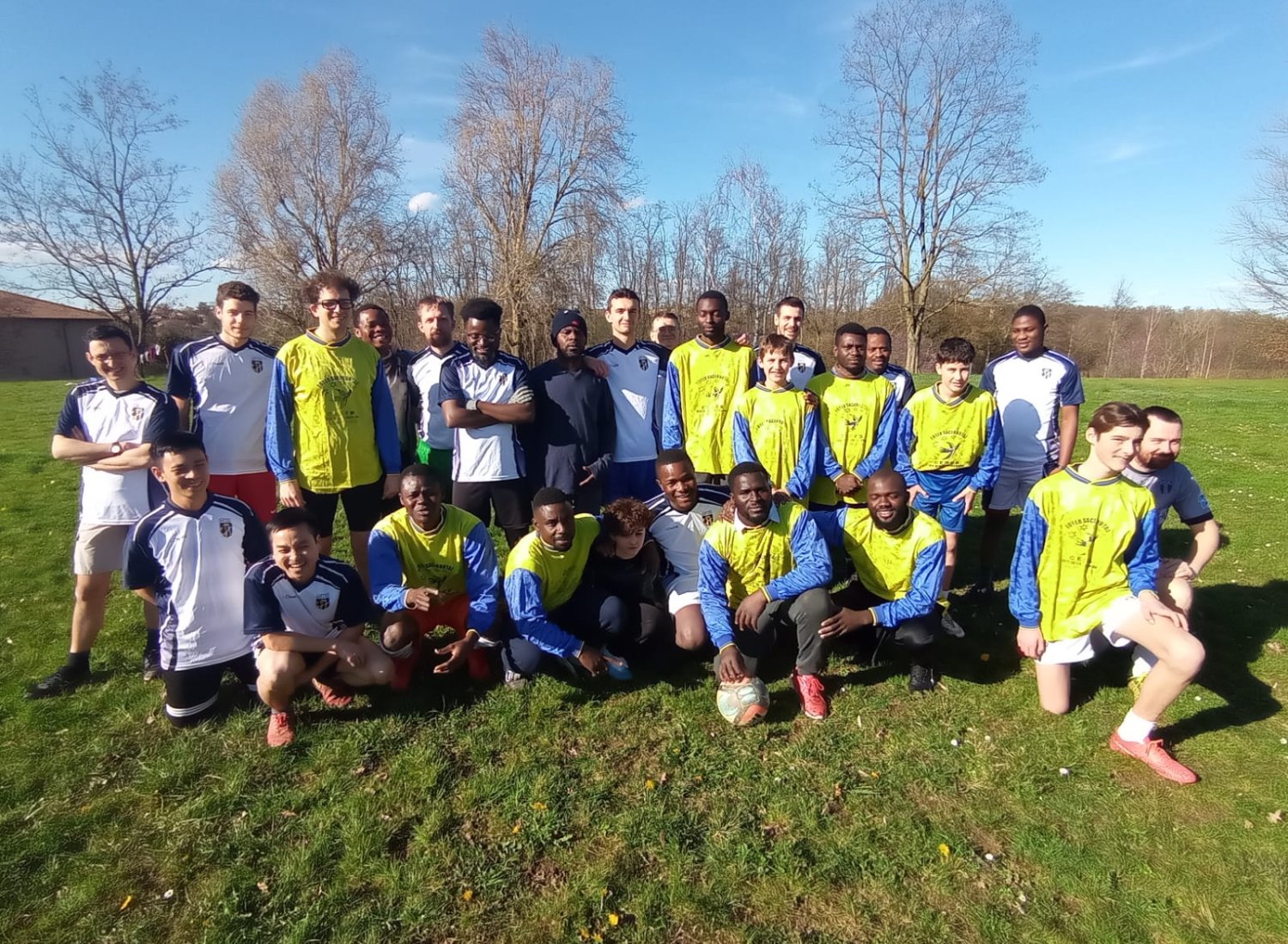 Les séminaristes, lycéens et bénévoles de la guinguette lors des matchs disputés à Ars-sur-Formans